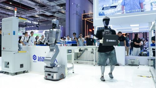 全球首次！多形態(tài)通用具身機(jī)器人協(xié)同常態(tài)化作業(yè)，越疆“超級工廠”亮相工博會，拓億科技引領(lǐng)新浪潮